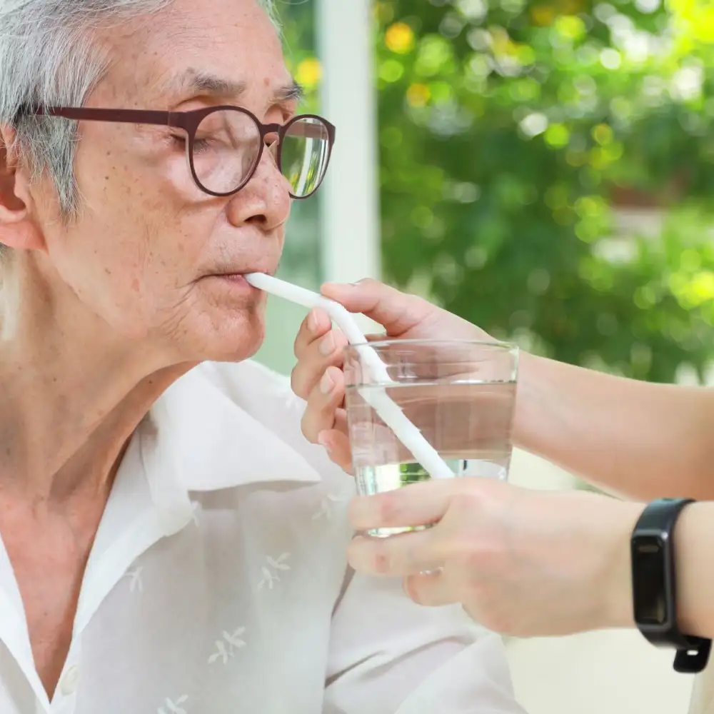 กลืนลำบาก (Dysphagia) ในผู้สูงอายุ: อาการ สาเหตุ และแนวทางการดูแลอย่างปลอดภัย